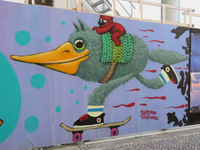 844171 Afbeelding van graffitikunstwerk 'Teddies inspace' van Philipp Jordan op de bouwschutting naast het voormalige ...